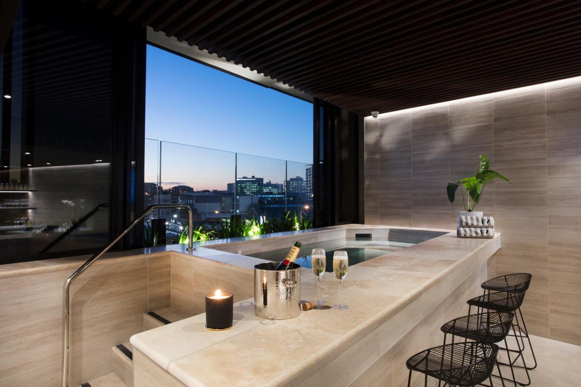 Apartment Valley Pad With Infinity Pool, Gym And Office! *