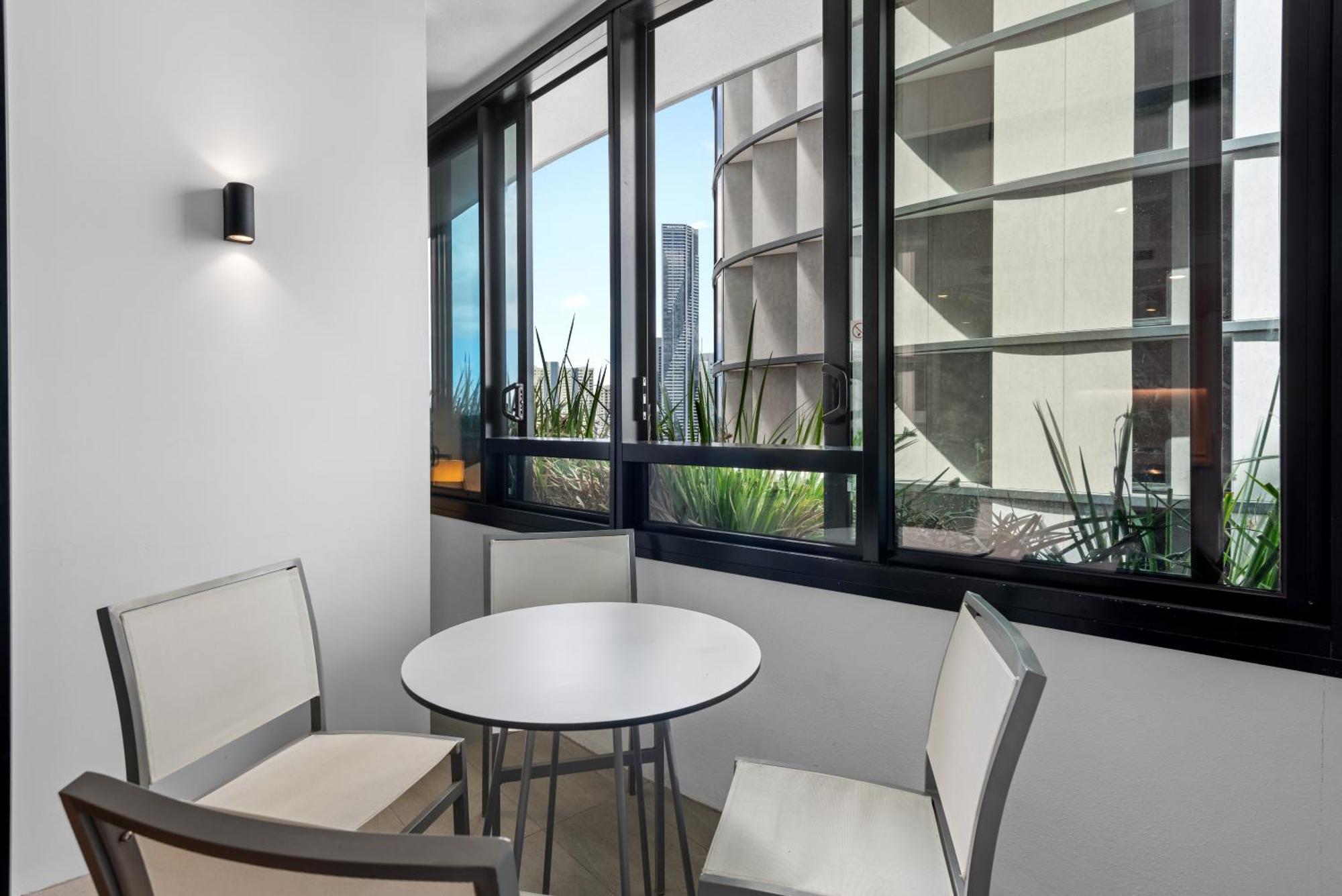 Apartment Valley Pad With Infinity Pool, Gym And Office! Brisbane
