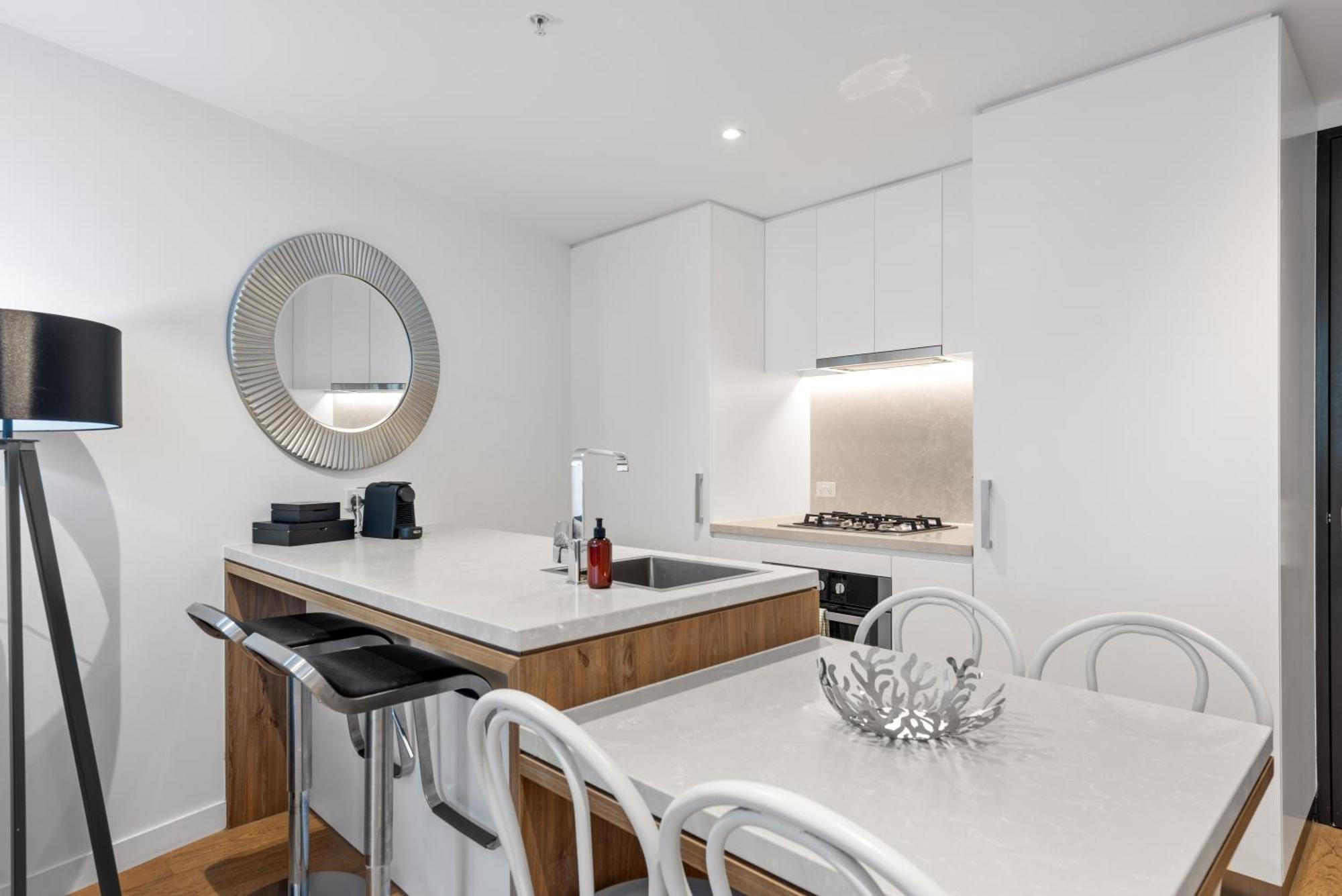 Apartment Valley Pad With Infinity Pool, Gym And Office! Brisbane