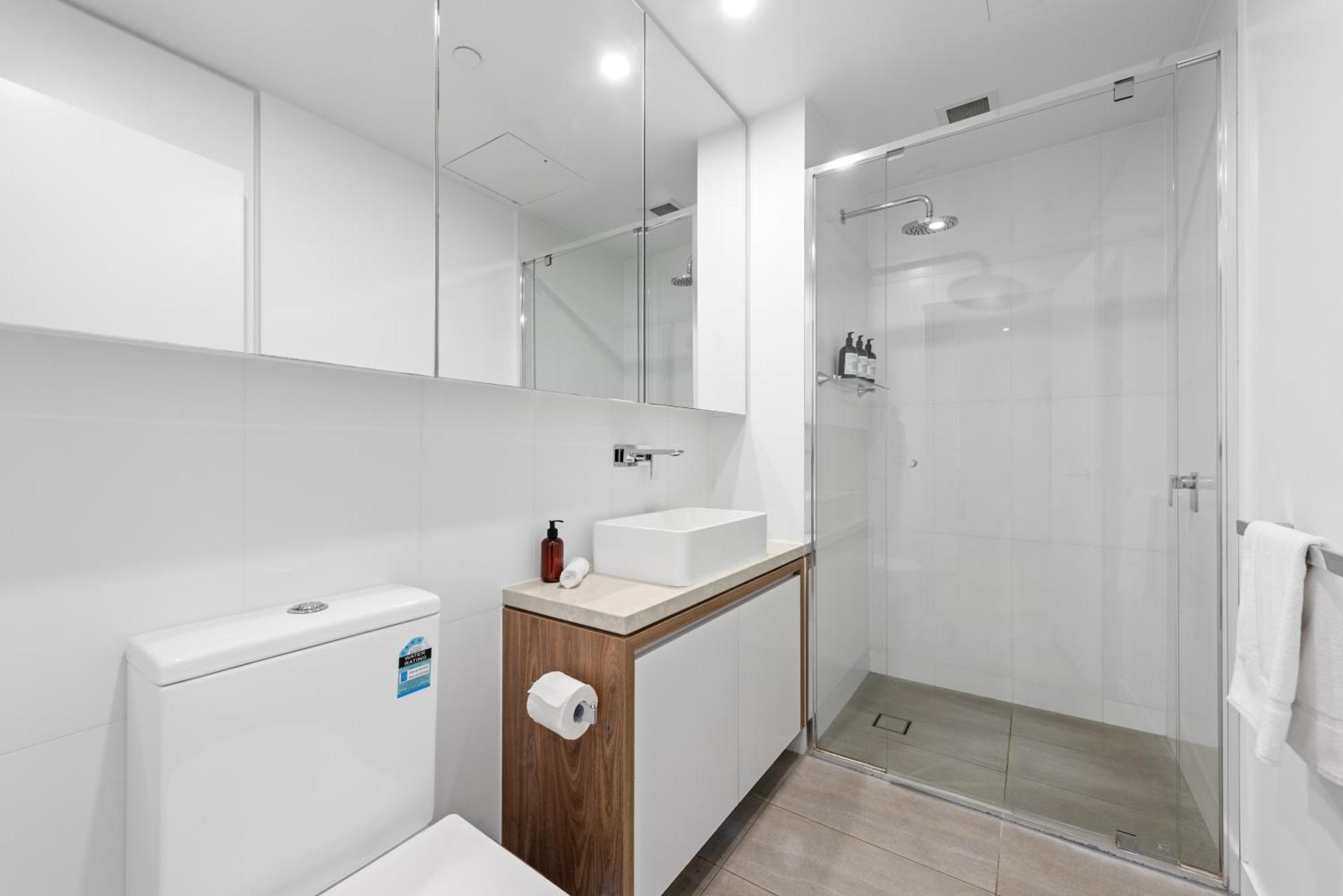 Apartment Valley Pad With Infinity Pool, Gym And Office! *