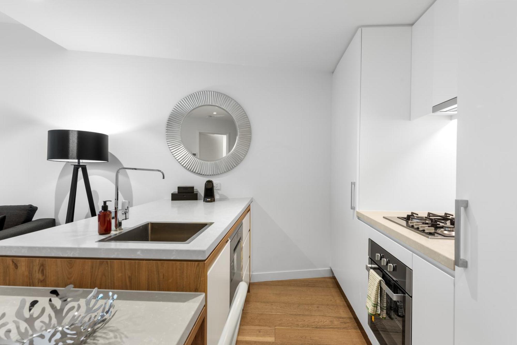 Valley Pad With Infinity Pool, Gym And Office! Apartment Brisbane